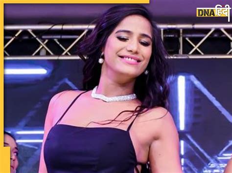 Poonam Pandey ने सेक्सी बिकनी पहन स्विमिंग पूल में लगाए गोते,。